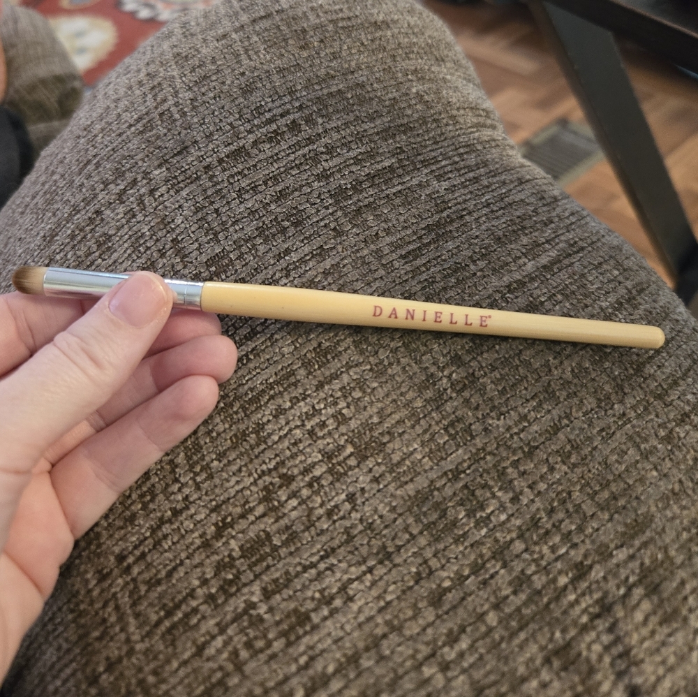 DANIELLE POINTED CREASE BRUSH